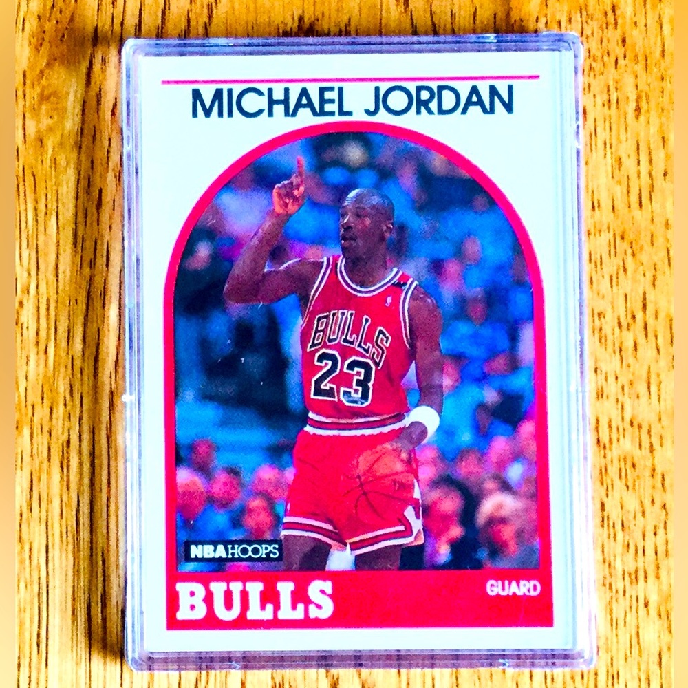Michael Jordan 1989-90 NBA HOOPS CARD #200 CHICAGO BULLS HOF IN SNAP CASE